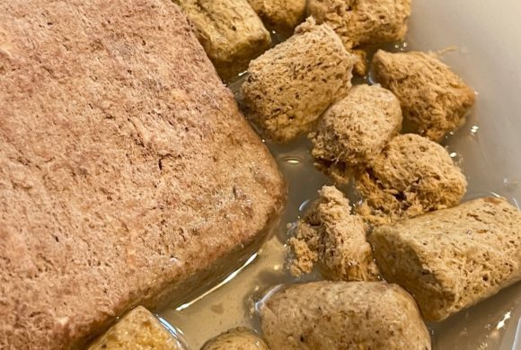 Rehydrating freeze dried raw foods for cats